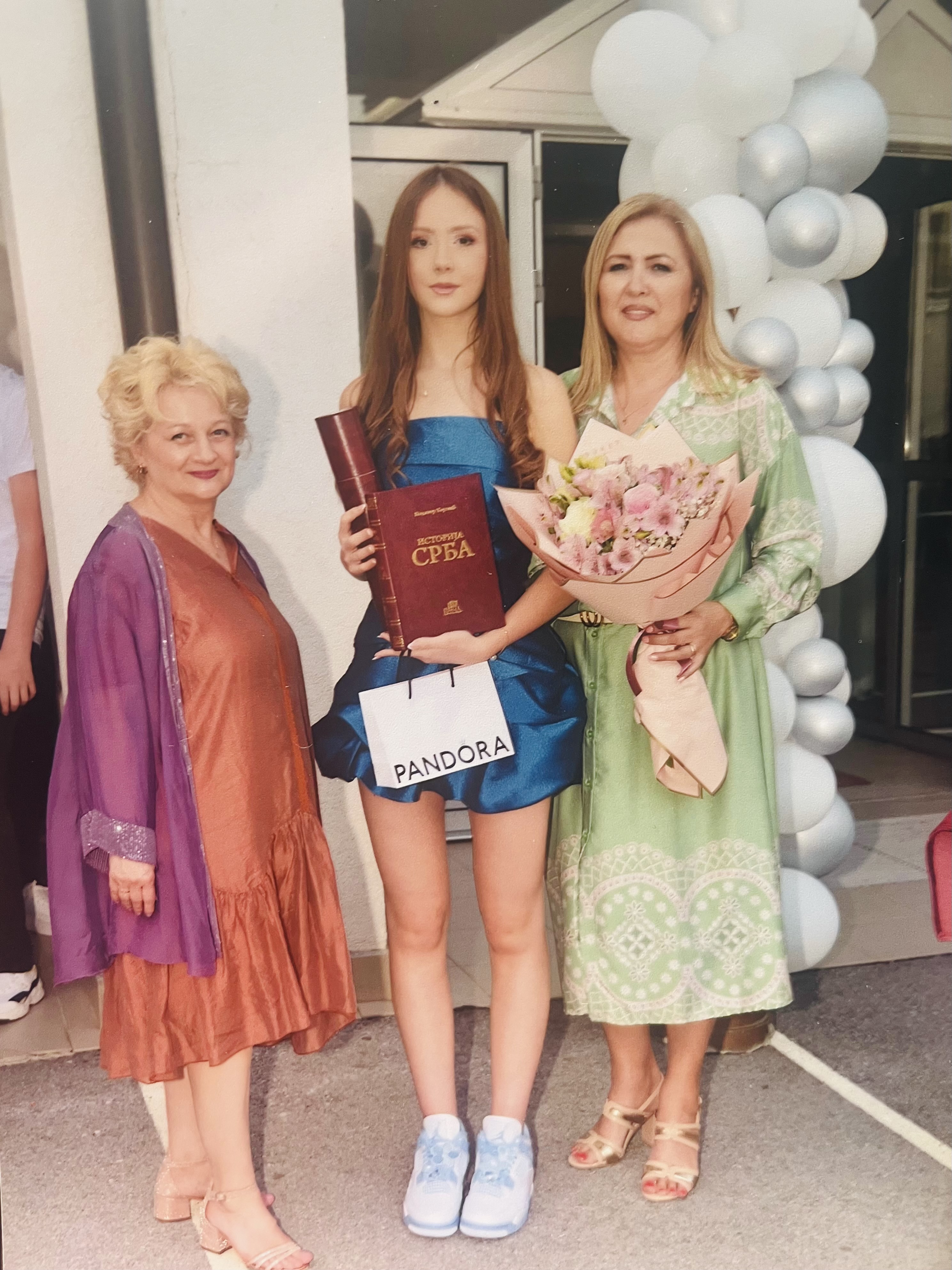 Нађа са својом разредном, Милицом Пантић, и директорком, Марином Вукосављевић.